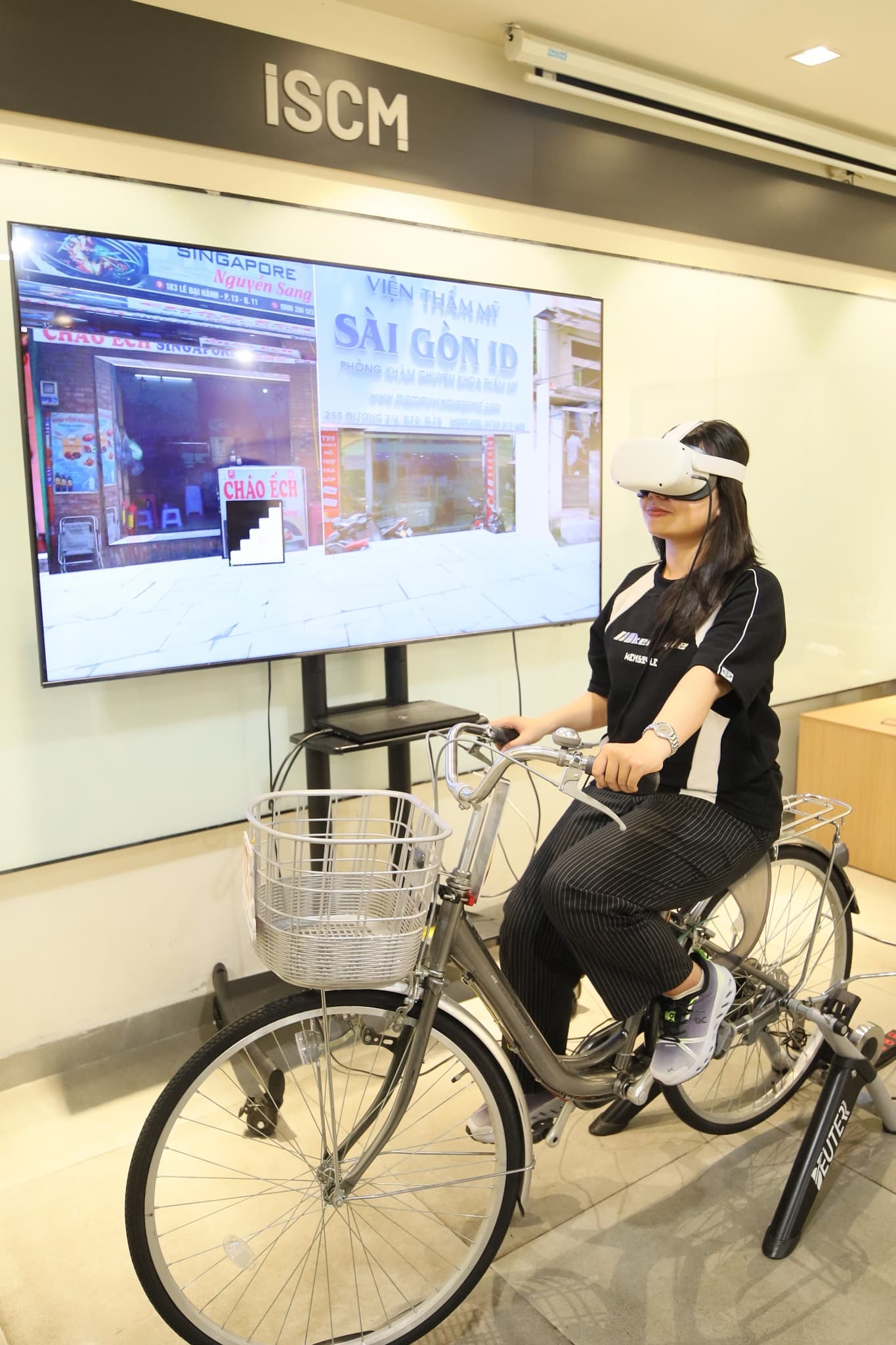 Cycling with virtual reality at ISCM