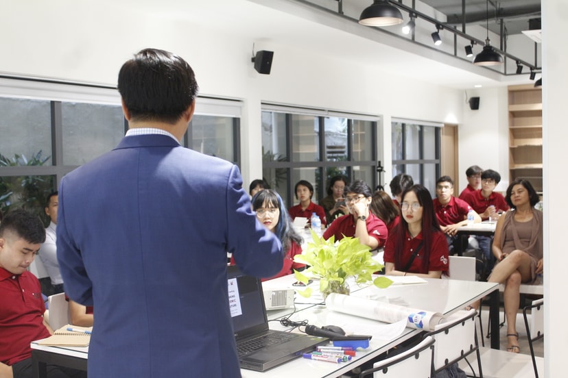 https://iscm.ueh.edu.vn/public/static/images/courses/non-degree/ubu/ubu2020/_MG_3833.jpg