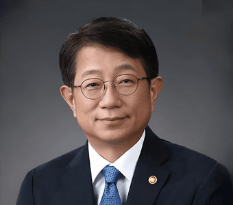 Dr. Park Sangwoo - Former Minister of Land, Infrastructure <br/> and Transport of South Korea